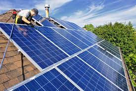 Travaux d'installation de panneaux photovoltaïques à Vésines
